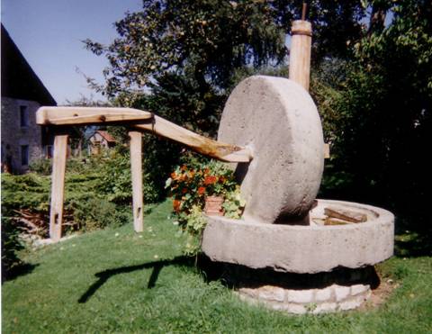 Photo d'une authentique meule en pierre